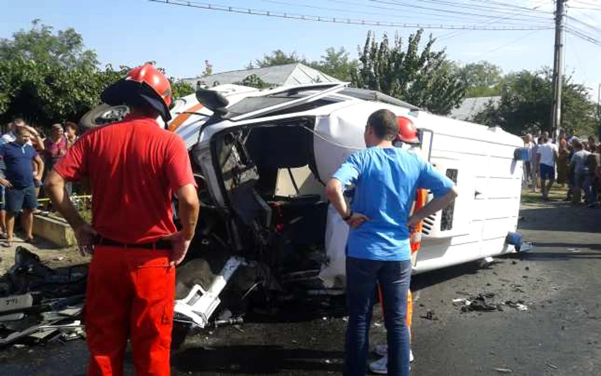 Şoferul ambulanţei a fost scos cu dificultate dintre fiarele caroseriei între care care a fost pur şi simplu strivit