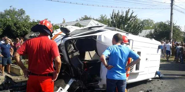 Şoferul ambulanţei a fost scos cu dificultate dintre fiarele caroseriei între care care a fost pur şi simplu strivit   