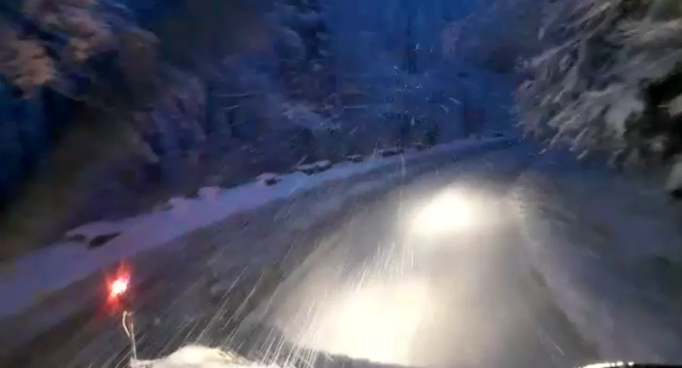 În zona DN1A, la limita dintre judeţele Braşov şi Prahova, ninge FOTO DRDP Braşov