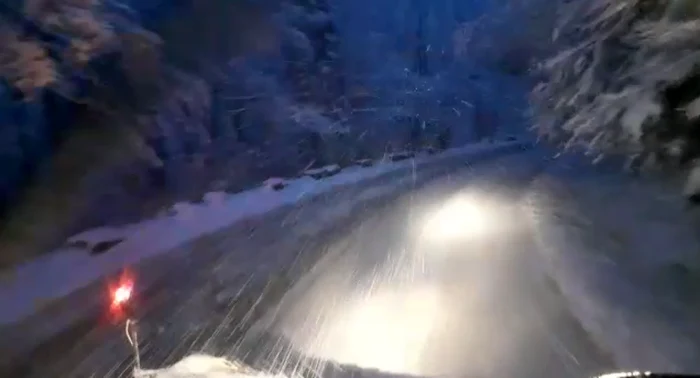 În zona DN1A, la limita dintre judeţele Braşov şi Prahova, ninge FOTO DRDP Braşov