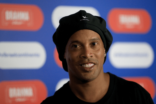 Ronaldinho s-a umplut de bani, după șușaneaua de la Iași. Brazilianul a încasat o avere ca să-i înfrunte pe Mitic, Stanca și pe Mihalache