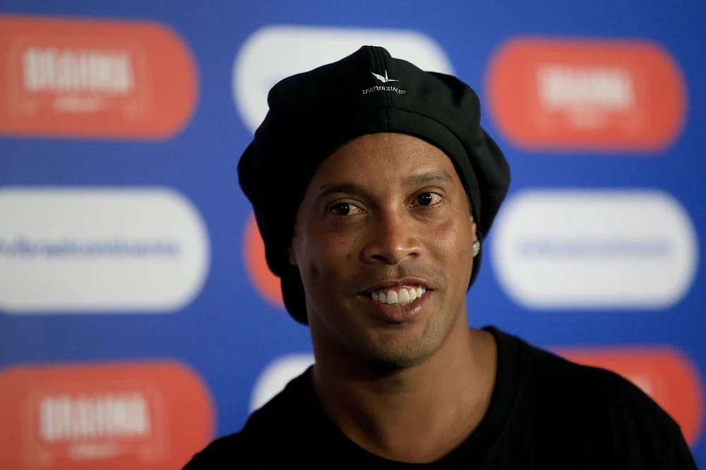 Ronaldinho s-a umplut de bani, după șușaneaua de la Iași. Brazilianul a încasat o avere ca să-i înfrunte pe Mitic, Stanca și pe Mihalache