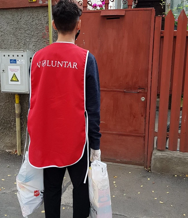 Voluntarii Asociației Armata Salvării distribuie pachete cu alimente familiilor nevoiașe din București