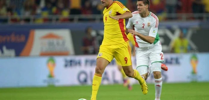 România-Ungaria: Ciprian Marica (stânga), în timp ce se lupta pentru balon, pe Arena Naţionala, în Bucureşti, vineri, 6 septembrie 2013 FOTO Mediafax