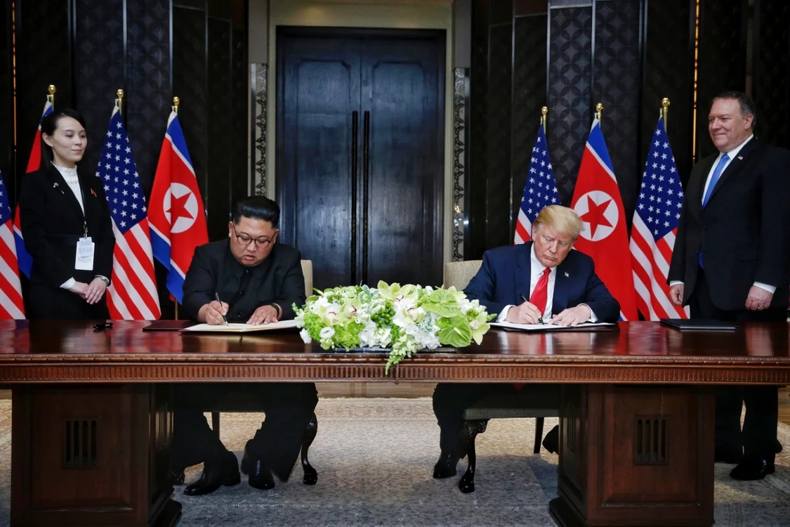 Donald J. Trump (dreapta) şi Kim Jong-un semnând o declaraţie comună, în Singapore EPA EFE