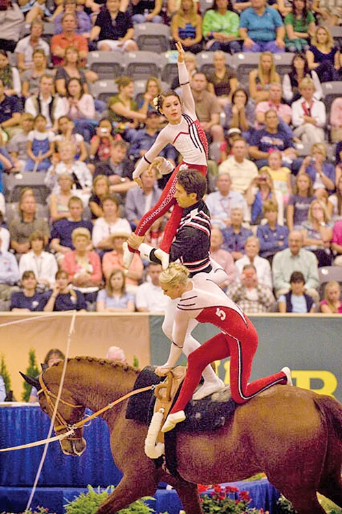 
    Rosalind Ross (24 de ani) e  campioană mondială  la acrobaţii pe cal  