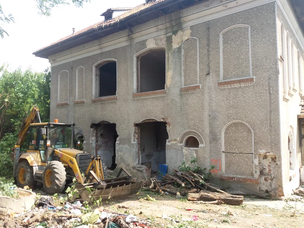 Și în conacul boieresc s-a intrat cu buldozerele