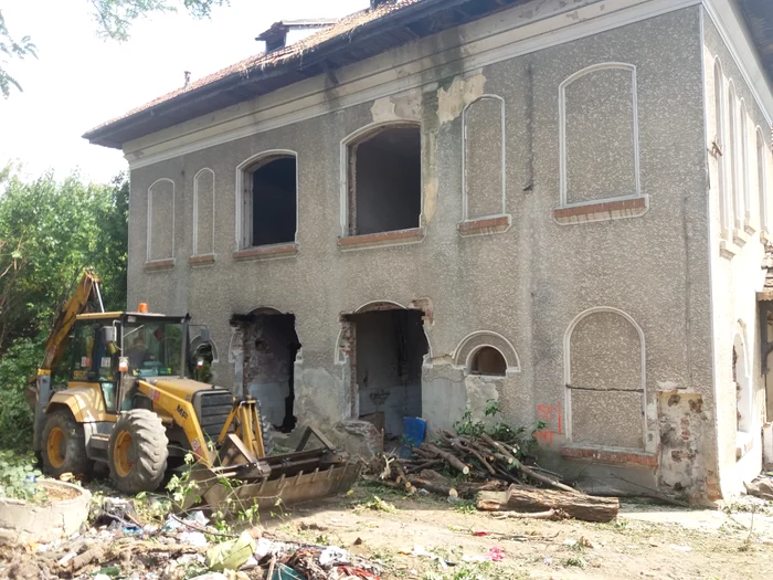Și în conacul boieresc s-a intrat cu buldozerele