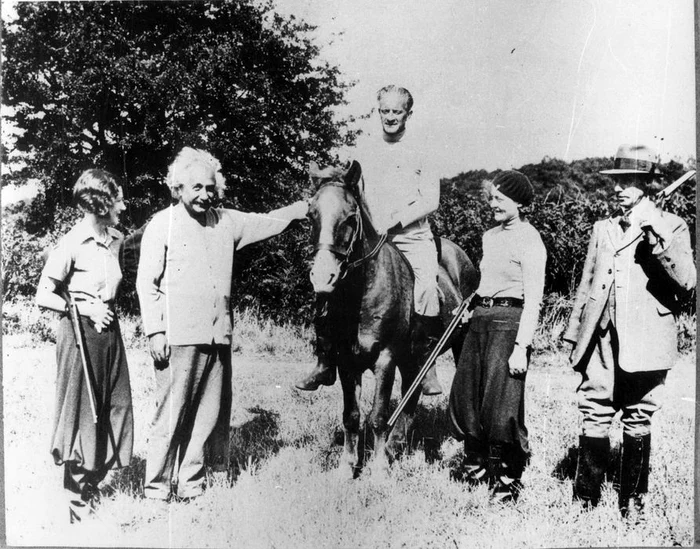 Albert Einstein alături de membri ai familiei. Foto: Profimedia Images
