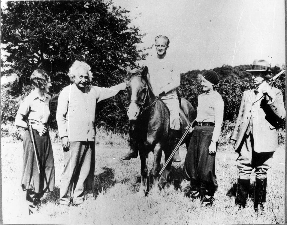 Albert Einstein alături de membri ai familiei. Foto: Profimedia Images