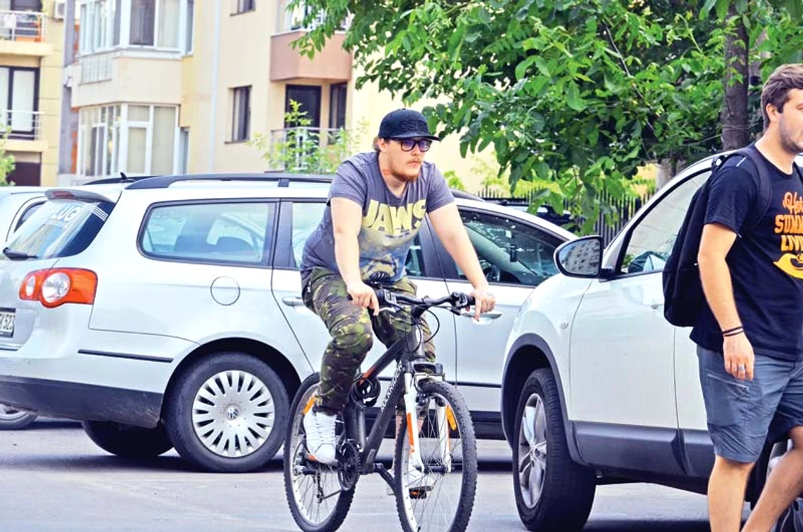 
    Solistul şi-a cumpărat  o bicicletă de fiţe, de 300 de euro,  cu care bate străzile CapitaleiFoto: Alex Muscaliu  