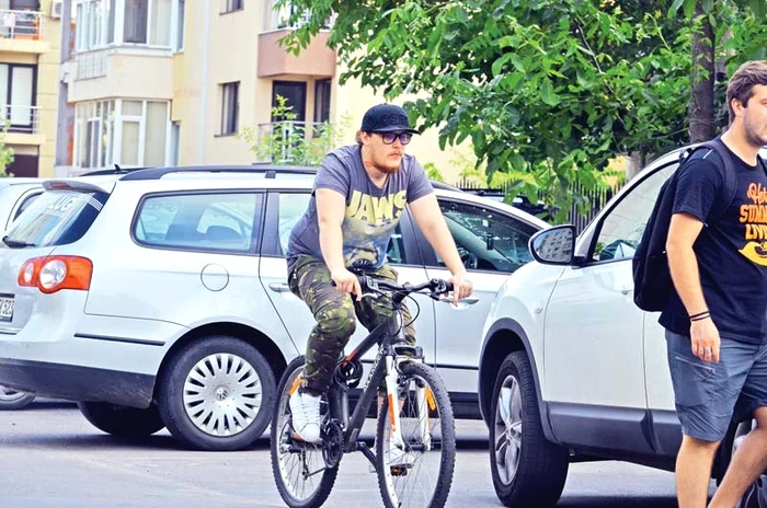 
    Solistul şi-a cumpărat  o bicicletă de fiţe, de 300 de euro,  cu care bate străzile CapitaleiFoto: Alex Muscaliu  