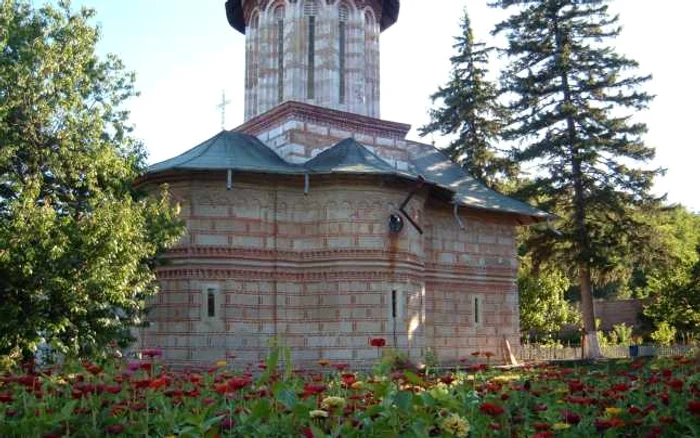 Mânăstirea a rezistat greu peste veacuri FOTO http://www.episcopiaslatinei.ro/