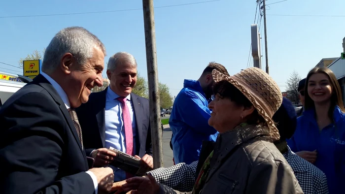 „Să nu fugiţi de PSD!“, l-a sfătuit pe Călin Popescu-Tăriceanu o votantă FOTO: Alina Mitran