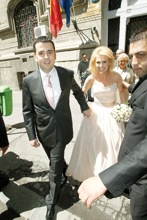 Cântăreața Cristina Rus s-a căsătorit în iunie 2009 cu Dragoș Bălteanu, care a făcut avere din afaceri imobiliare și energie