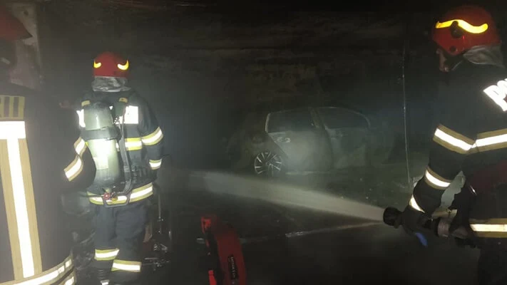 O mașină a luat foc în parcarea unui centru comercial din Ploieşti, de la o candelă lăsată nesupravegheată