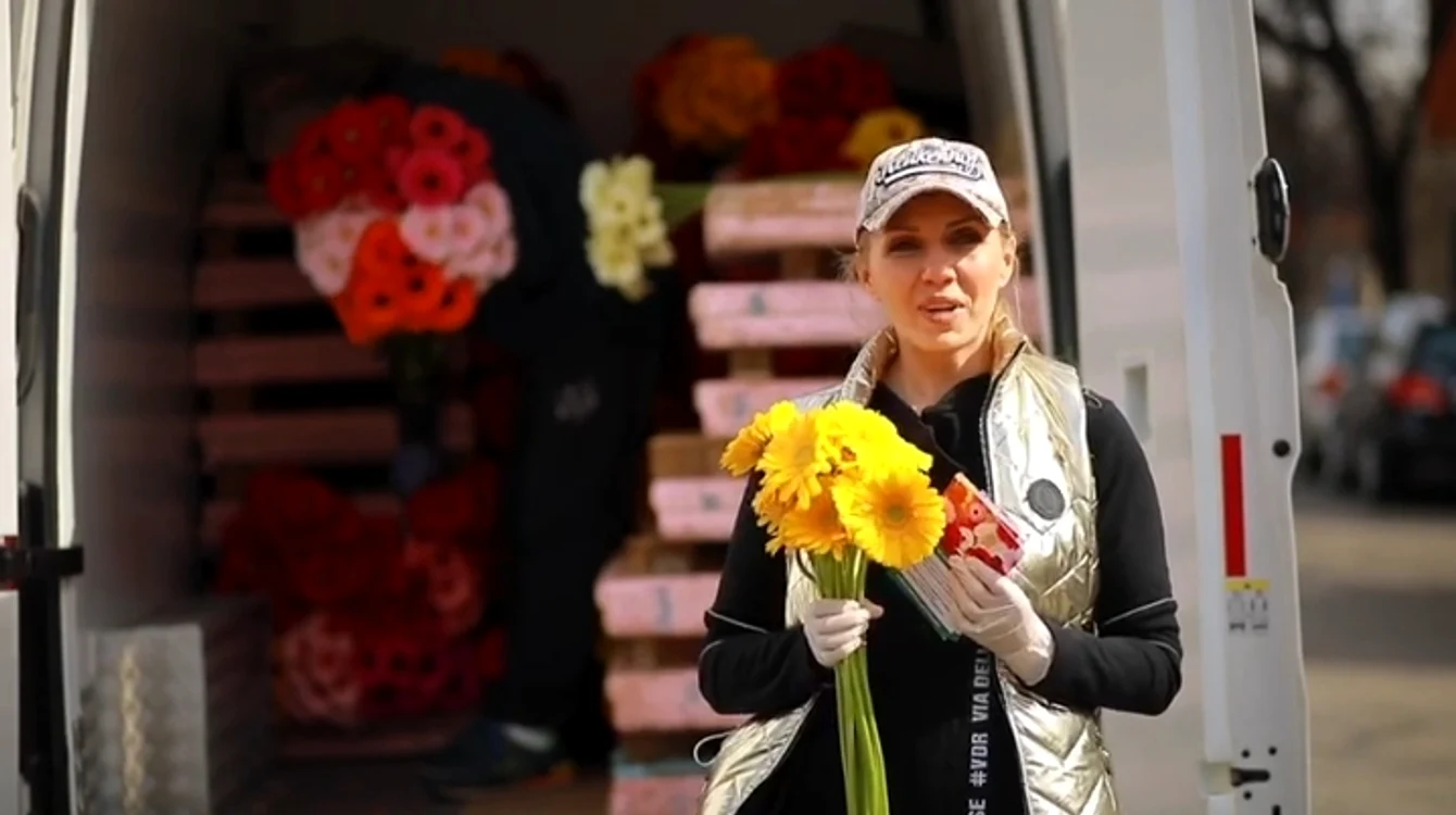Floristul Alina Neacșa a dăruit florile cu mănuși de protecție