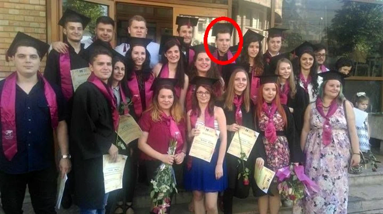 Iulian Ochescu (pe ultimul rând), la ceremonia de absolvire a Universității de Muzică din București
