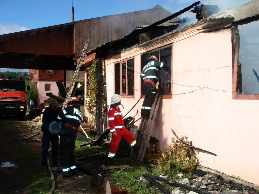 Pompierii şi medicii SMURD au intervenit la peste 5.000 de cazuri în 2013. FOTOArhivă.