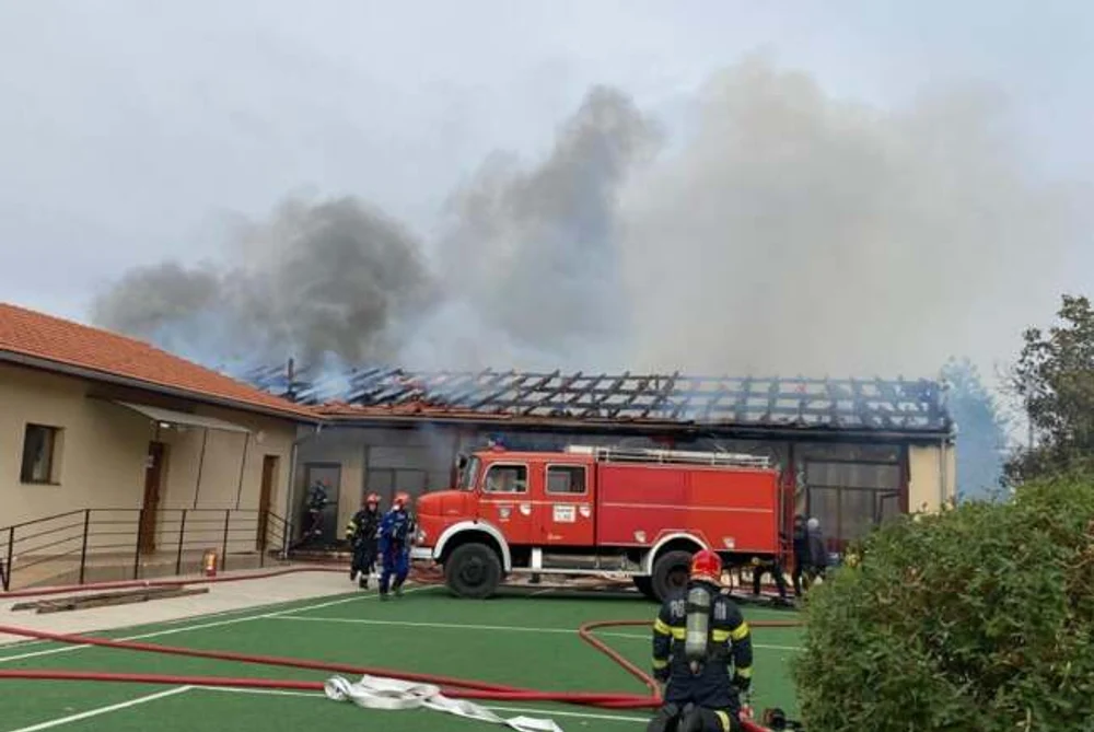 Incendiu violent la o școală din Timiș: 80 de elevi și profesori, evacuați. Focul s-a extins la o locuință învecinată