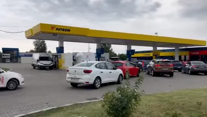 VIDEO Cozi imense la benzinării. Oamenii s-au îngrămădit să cumpere carburanți înainte de valul de scumpiri