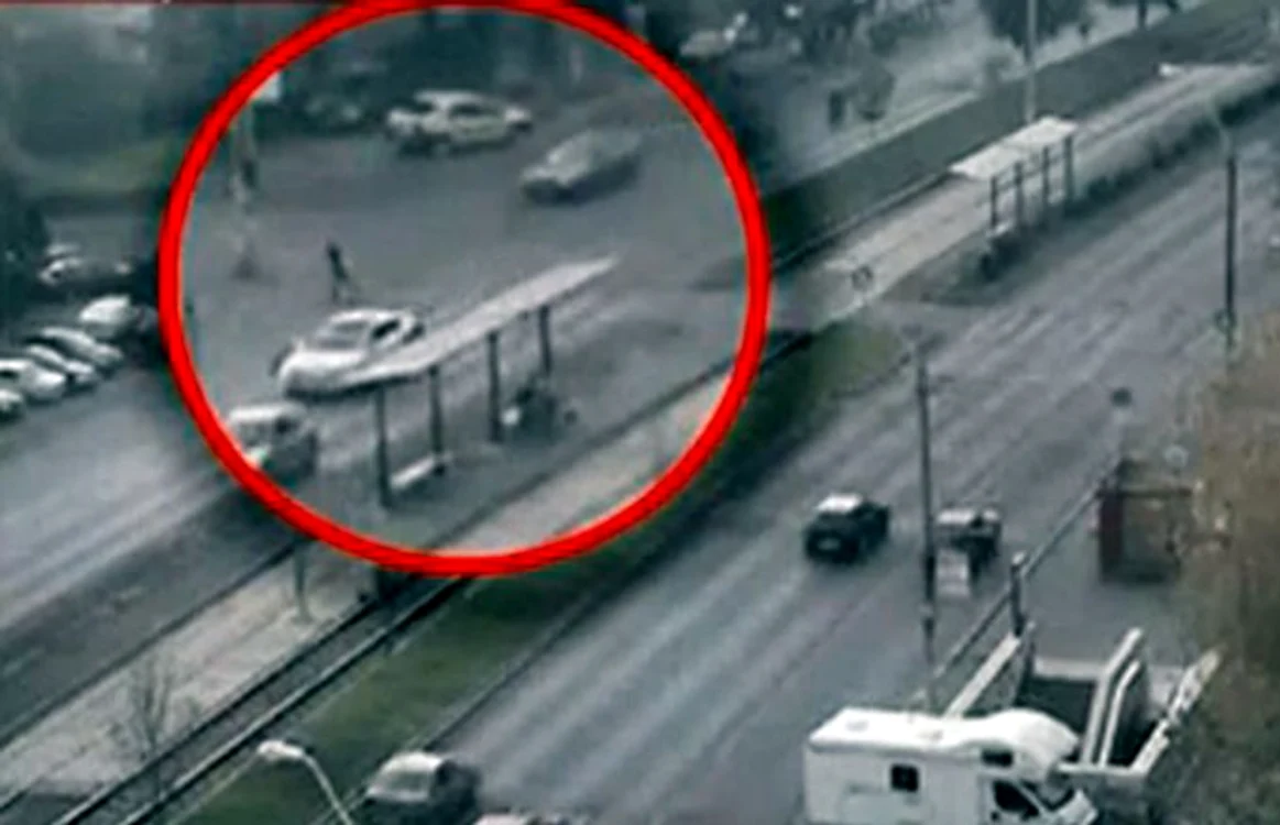
    Momentul în care fata de 19 ani a fost accidentată grav de maşina Ambasadei Rusiei.  