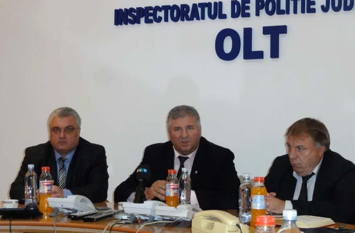 Conducerea IPJ Olt: comandantul Ion Voicu (centru), Emilian Mladin (stg.) şi Valerian Iliescu (dr.)