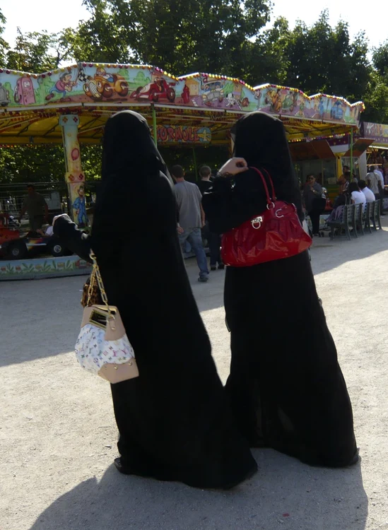 Ținuta musulmană abaya 