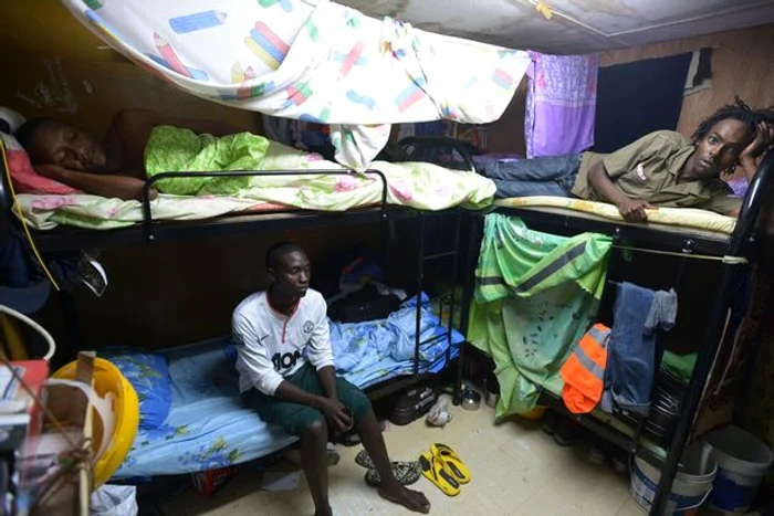 Muncitorii imgranţi stau câte opt în camere de patru şi sunt plătiţi foarte prostFoto: mirror.co.uk