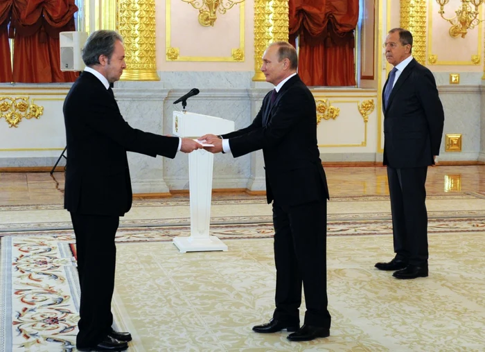 Ambasadorul grec la Moscova, Andreas Friganas, îi prezintă preşedintelui rus Vladimir Putin scrisorile de acreditare, la Kremlin, în prezenţa ministrului rus de Externe, Serghei Lavrov, în noiembrie 2016 Foto EPA