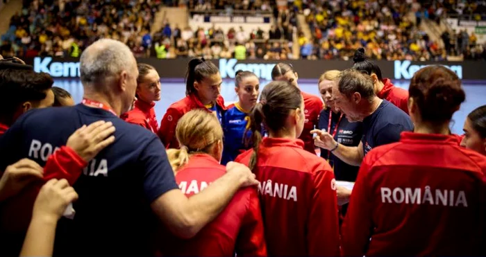 Ovidiu Mihăilă, dând indicații la time-out FOTO Facebook FRH