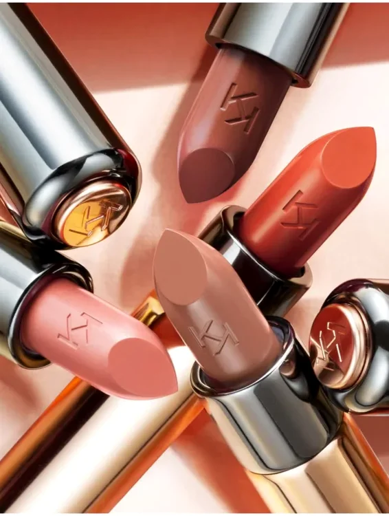 Ce rujuri se poartă.