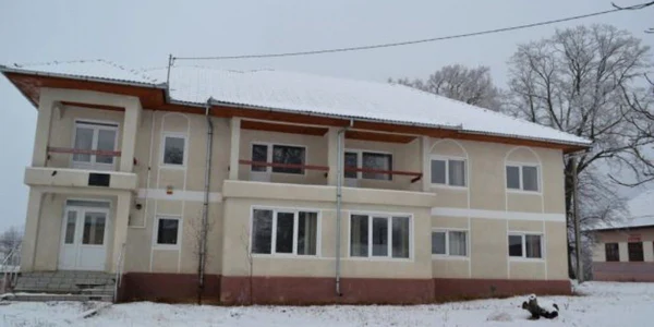 Clădirea stă goală din momentul în care a fost construită.
