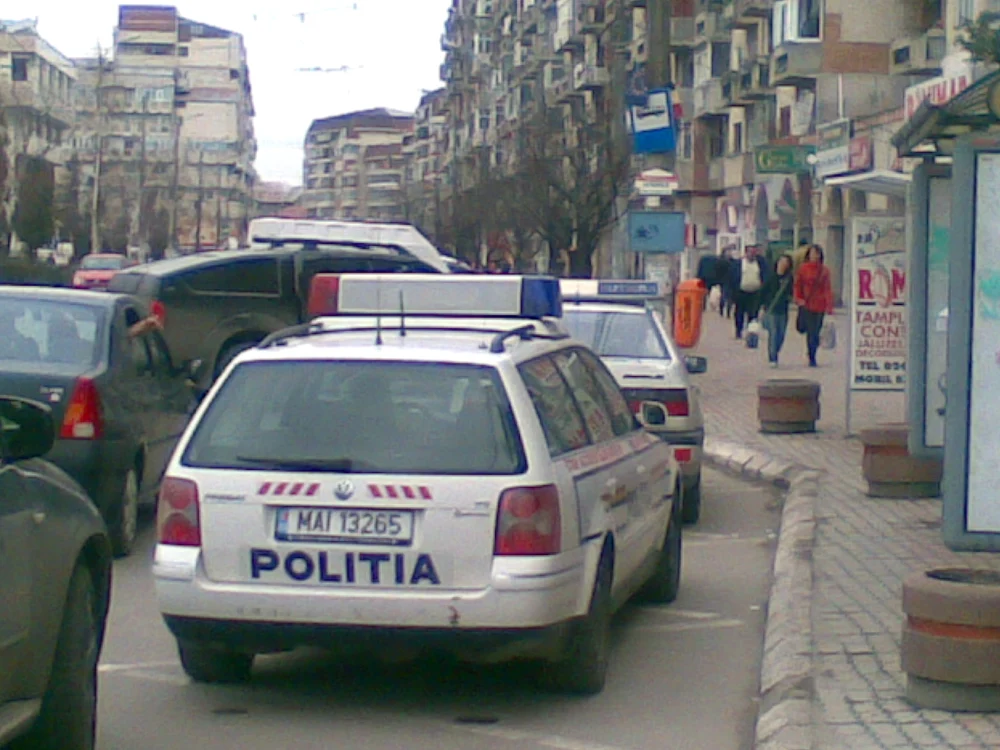 Unul dintre gloanţe l-au lovit pe bărbat în gamba piciorului stâng şi i-a provocat o rană superficială.