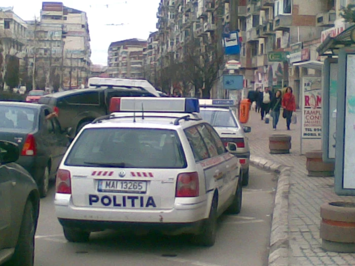 
    Unul dintre gloanţe l-au lovit pe bărbat în gamba piciorului stâng şi i-a provocat o rană superficială.  