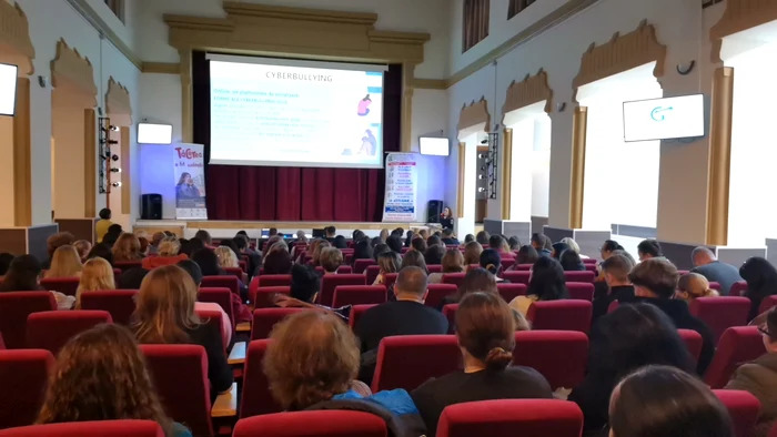 Părinții adolescenților, față în față cu specialiști din sănătate și educație FOTO: A. Mitran