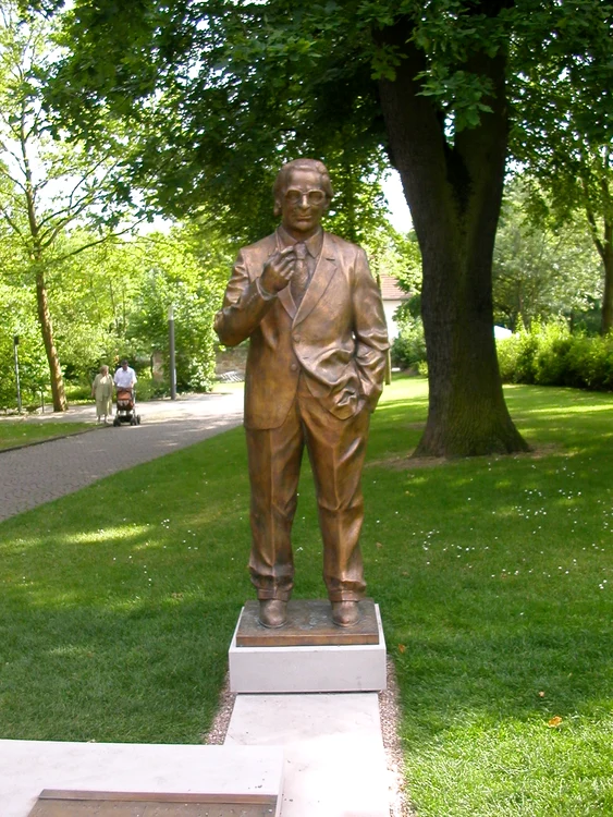 Statuia lui Konrad Zuse din Bad Hersfeld FOTO wikipedia