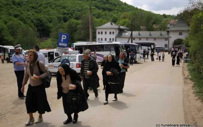 Drumul va fi modernizat până la intrarea în Mănăstirea Prislop. FOTO: Daniel Guţă. ADEVĂRUL.