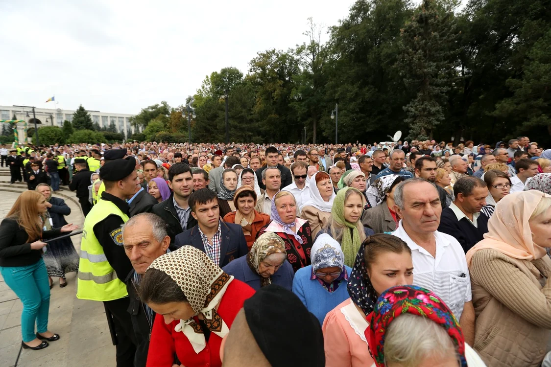 Miile de oameni au fost greu de reţinut când veni vorba de icoanele dăruite FOTO: Dumitru Goncear