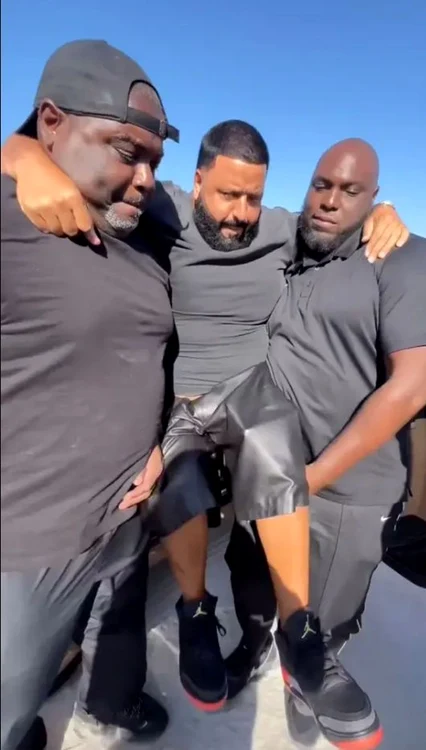 DJ Khaled, cărat de bodyguarzii săi