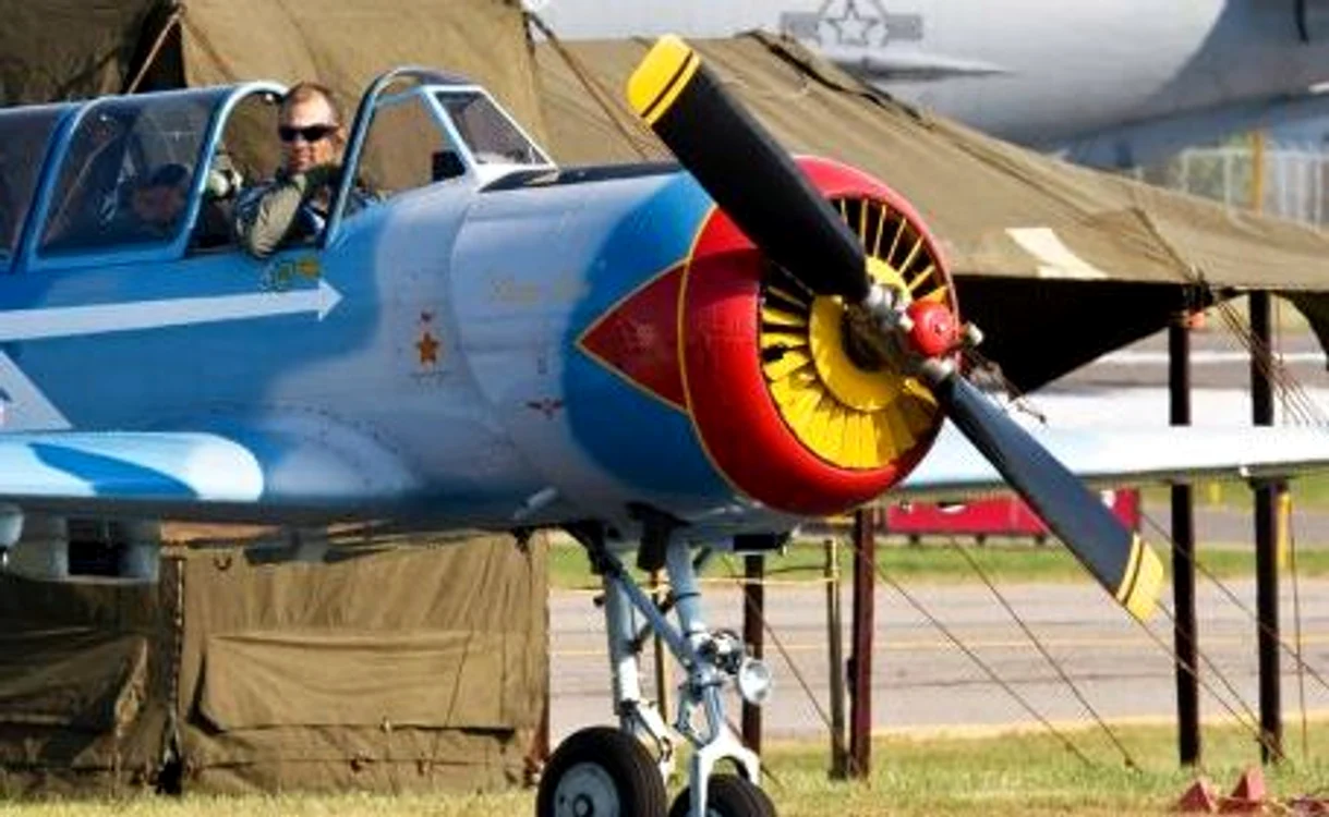 
    Mark Haskell, în 2001, la bordul avionului cumparat din România  