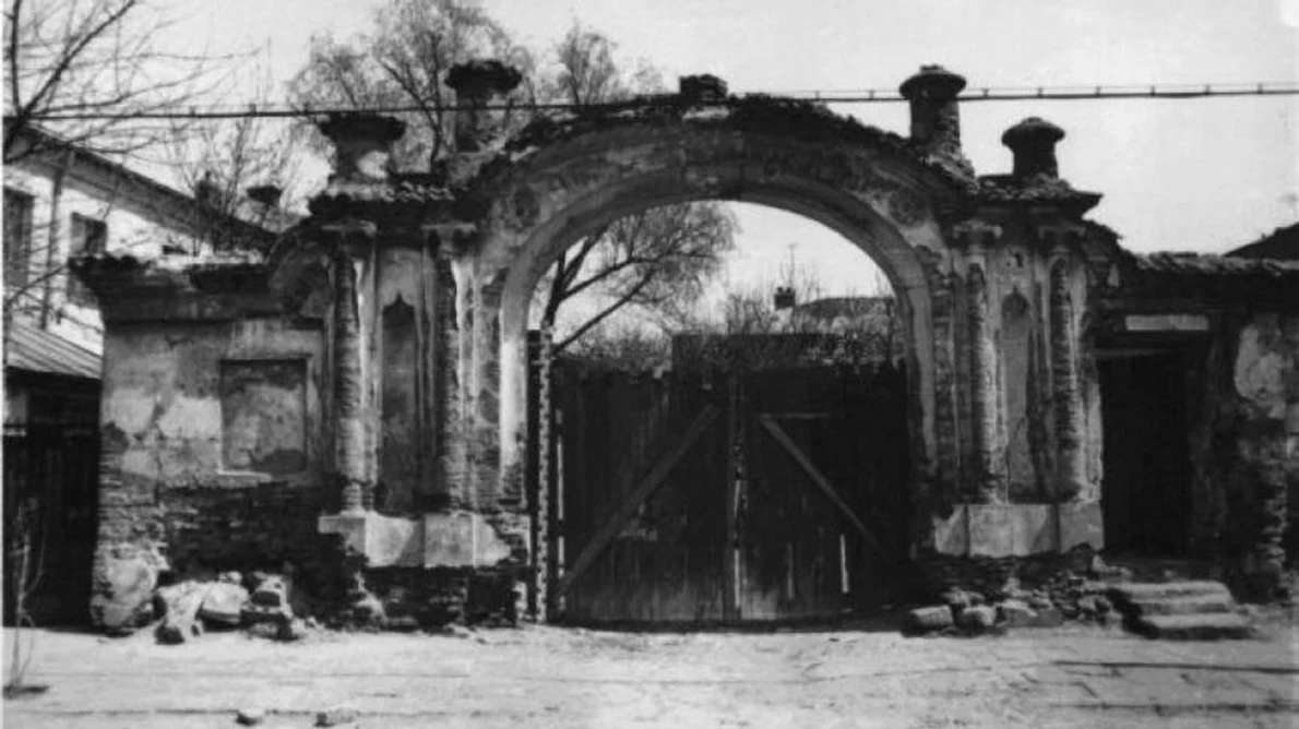 Secretele porţii turceşti dintre blocuri  Cum a ajuns în ruină un monument istoric din Galaţi jpeg