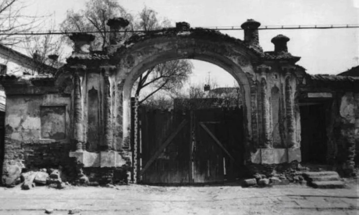 Secretele porţii turceşti dintre blocuri  Cum a ajuns în ruină un monument istoric din Galaţi jpeg