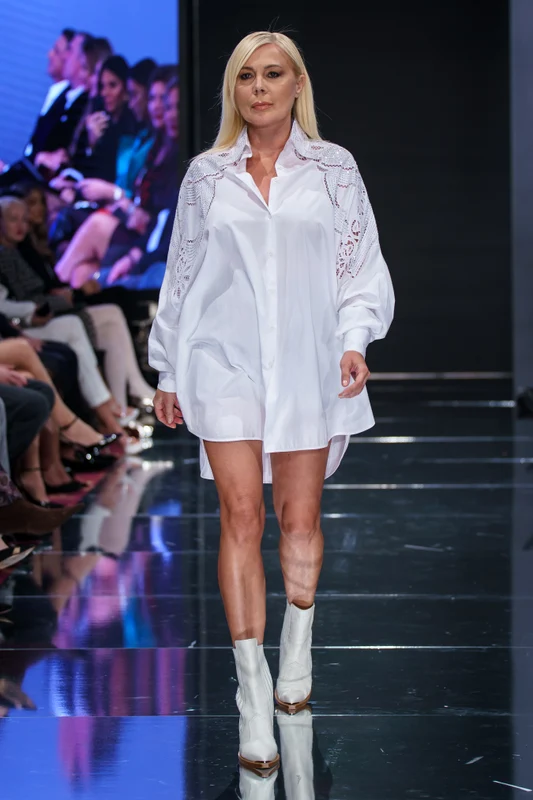 Dana Săvuică, pe catwalk pentru Ermanno Scervino. FOTO: Remus Nicolaescu