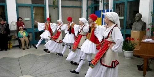 Elevii celor două școli au prezentat un program de dansuri tradiționale din Grecia