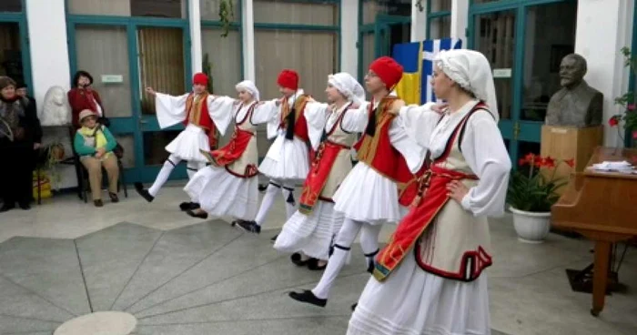 Elevii celor două școli au prezentat un program de dansuri tradiționale din Grecia