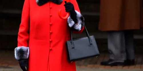 Regina Marii Britanii Elisabeta a II-a participă la slujba de Crăciun în Sandringham estul Angliei FOTO AFP / Ben Stansall