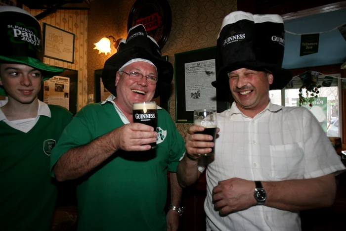 Irlandezii petrec ziua de Sfântul Patrick cu bere neagră și dansuri specifice țării lor