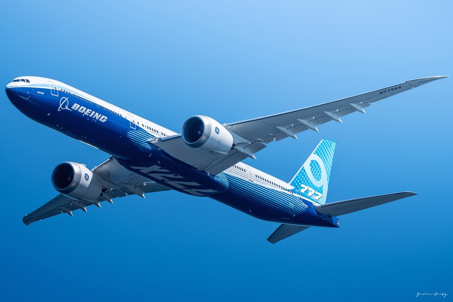 Un mare producător de avioane majorează salariile angajaților cu 25%, de frica grevelor