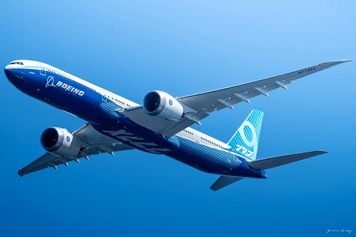 Un avion ce zboară. 